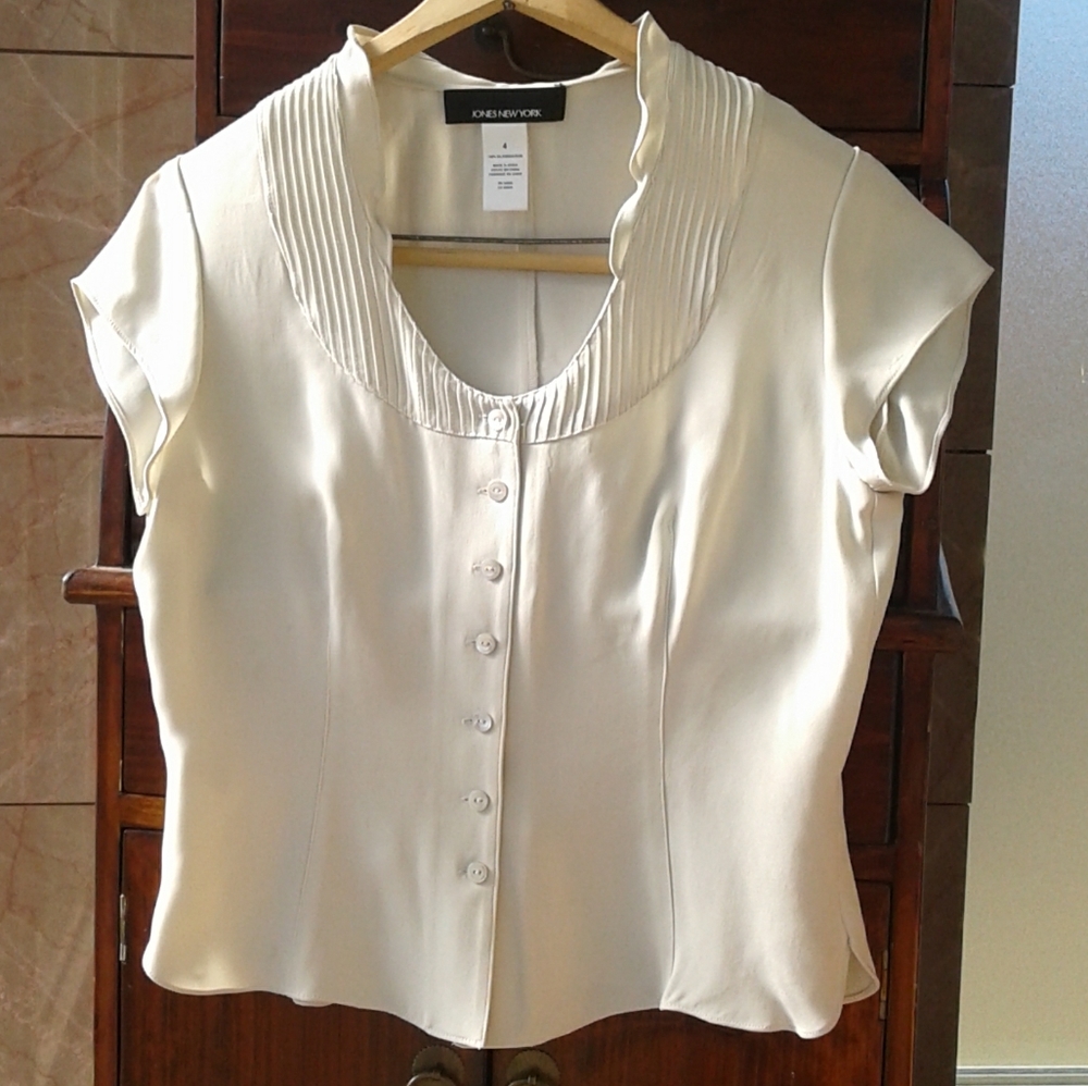 Jones of New York silk delicate cream short blouse